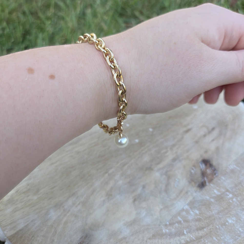 Elegant Gold Chain Bracelet with Pearl Charm - Picture 8 of 10